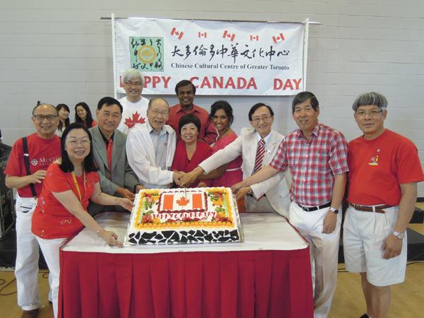 不同族裔人士在文化中心共同欢度国庆日