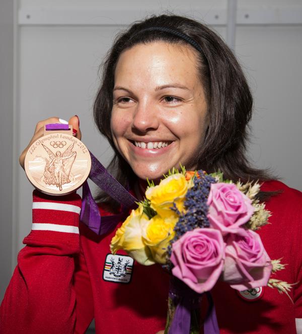 举重选手吉拉德为加拿大夺得第四枚奖牌　成为首位获得举重奖牌的加拿大女运动员