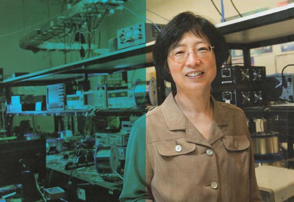 渥太华大学物理系鲍晓毅教授获颁专业优异奖