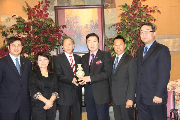 中国驻多伦多总领事到访孟尝 赠玉瓶祝福耆老