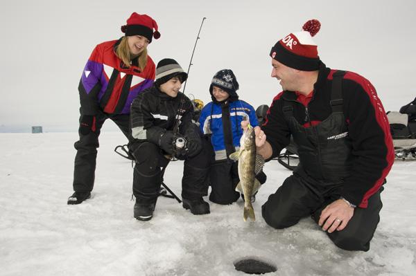 安省政府鼓励户外活动 家庭日长周末免费钓冰鱼