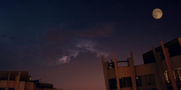 风雨渐息，又见皓月当空