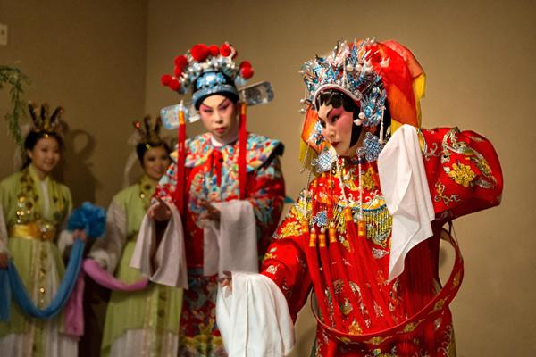 亚裔文化月晚会展示亚裔文化