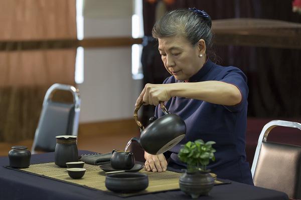 茶道与花道，唤醒爱与美——慈济密西沙加人文学校茶花道表演老师在新天地文化中心的一场茶花道表演