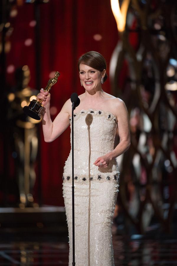 奥斯卡金像奖最佳女演员奖获得者朱丽安·摩尔呼吁人们关注阿兹海默症患者