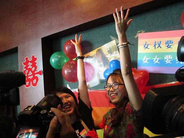 “女权要自由，女女要结婚！”北京拉拉办婚礼呼吁同性婚姻合法化