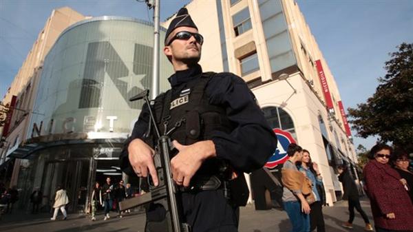巴黎恐袭深化难民危机：欧洲分歧加剧，美国两州推迟，加拿大面临压力