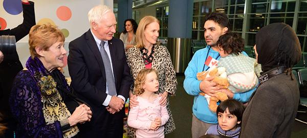 总督约翰斯顿家三代人到机场欢迎叙利亚难民
