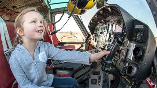 加拿大：女孩子学开飞机越来越流行