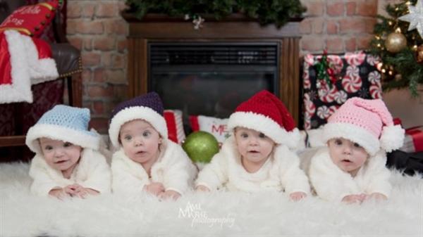 加拿大四胞胎女婴圣诞照萌翻众人
