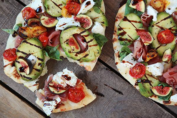 节日鳄梨食谱（4）Grilled Avocado, Prosciutto and Fig Naan Pizza