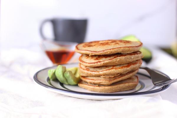 鳄梨、香蕉和希腊酸奶薄烤饼（you luoAvocado, Banana and Greek Yogurt Pancakes）
