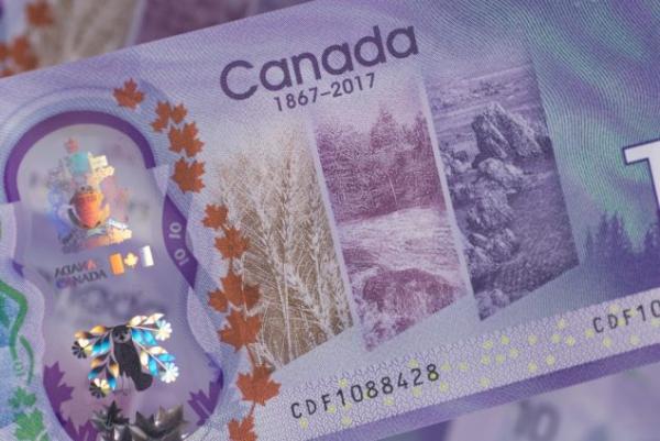 加拿大银行展示为庆祝建国150周年设计的10元钞票