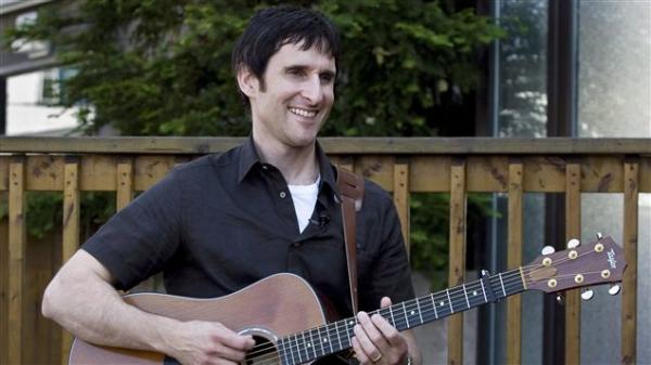 当年摔吉他，现在摔医生：加拿大歌手达夫.卡罗尔谈美联航乘客被暴力对待事件