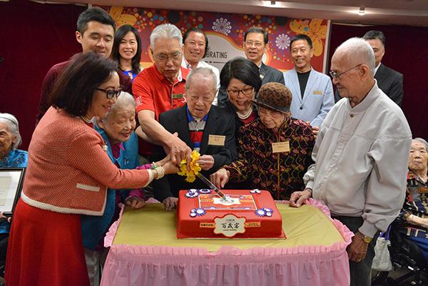 孟尝安老院为11位百岁长者设宴祝寿
