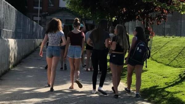 加拿大女生穿短裤被赶出教室，女生们要求改变着装规定
