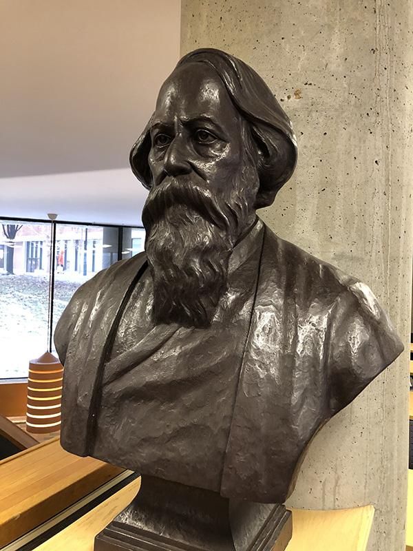 多伦多大学New College Library内的泰戈尔雕像