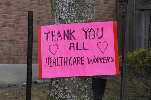 奥罗拉市民门前竖牌向抗击新冠病毒肺炎疫情的医务工作者致敬