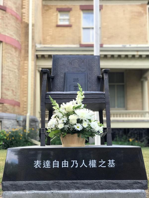 人权组织于刘晓波忌辰在渥太华刘晓波空座椅纪念碑前献花