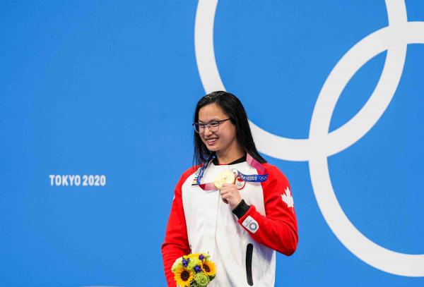 华裔Maggie Mac Neil获得东奥100米蝶泳金牌，为加拿大赢得第一枚金牌