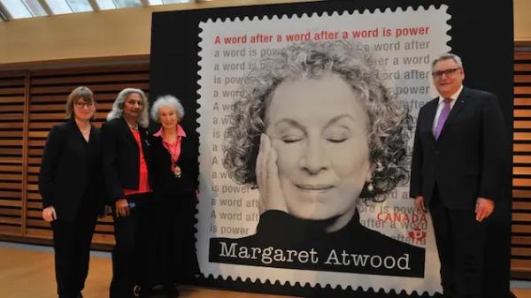 加拿大邮政局发行著名作家阿特伍德的纪念邮票 她对MeToo运动和跨性别人士的看法引起争议